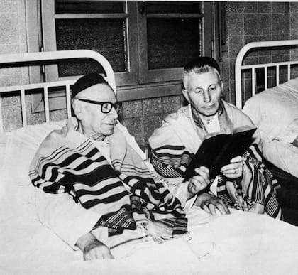 Un paciente recibe la compañía espiritual de un rabino durante su internación