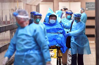 Un paciente sospechoso de estar afectado por el coronavirus, ayer, en Hong Kong