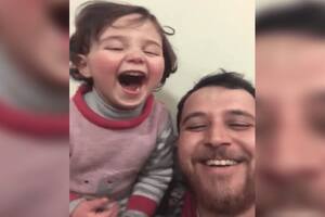 Un papá sirio le hace creer a su hija que los bombardeos son un juego