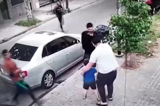 Video. Lo asaltaron cuando llegaba a la peluquería con su hijo de 6 años