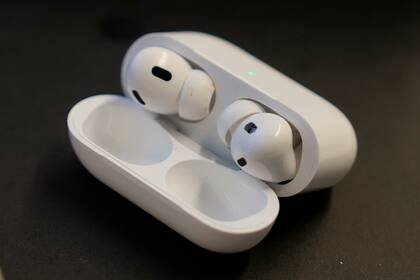Un par de audífonos AirPods Pro 2 de Apple (AP Foto/Mary Conlon)