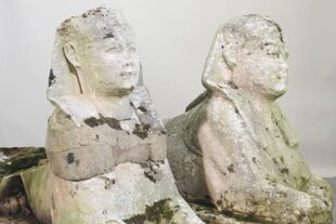 Un par de estatuas de piedra tallada utilizadas como adornos de jardín se vendieron por más de 265.000 dólares después de que se revelara que eran antiguas reliquias egipcias de 5000 años de antigüedad