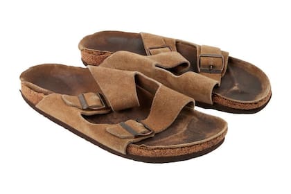 Un par de sandalias Birkenstock que Steve Jobs usó en los 70s y los 80s serán subastadas; esperan recaudar entre 60.000 y 80.000 dólares