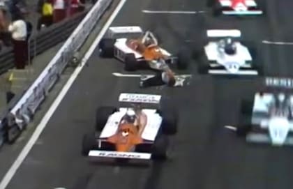 Un par de segundos después del choque entre los Arrows se ve al mecánico Dave Luckett tirado sobre el asfalto