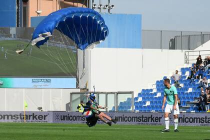 Un paracaidista aterriza en el medio de la cancha, antes de la ejecución de un penal para Inter.
