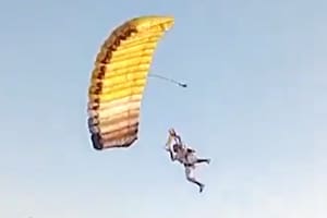 Un paracaidista vestido de rey mago sufrió un percance en un tradicional evento local