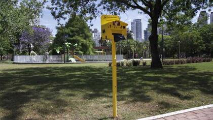 Un parante con bolsas en donde verter los desechos de las mascotas