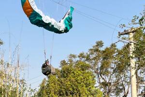Un parapentista quedó atrapado en los cables de alta tensión y su vida corrió peligro