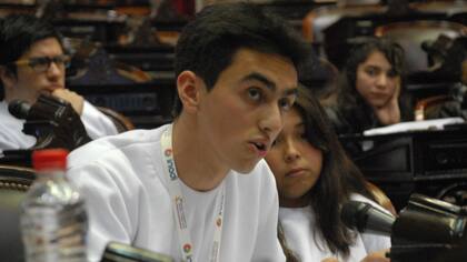 Un parlamentario juvenil haciendo su exposición final por la ley contra el bullying en el Congreso Nacional