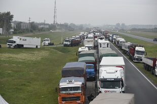 Se produjo una iimportante congestión por el bloqueo en la autopista Rosario Buenos Aires en la zona de la AO12
