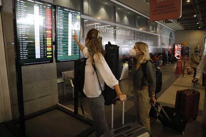 Un paro de técnicos complica las operaciones en el Aeroparque y otras terminales del país