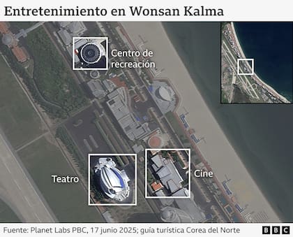 Un parque acuático, con imponentes toboganes amarillos, se encuentra apartado de la playa