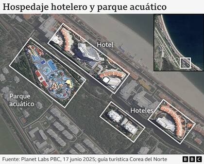 Un parque acuático, con imponentes toboganes amarillos, se encuentra apartado de la playa