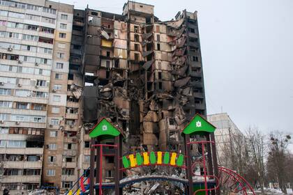 Un parque infantil frente a un edificio de apartamentos atacado por bombardeos en Kharkiv, Ucrania