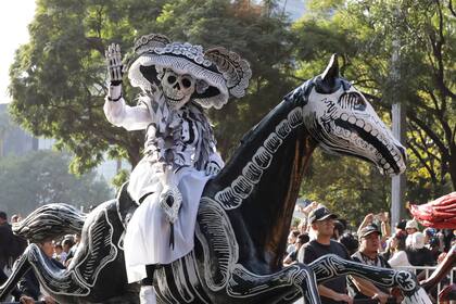 Un participante de un desfile de Día de Muertos en Ciudad de México el sábado 4 de noviembre de 2023. (AP Foto/Ginnette Riquelme)