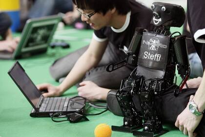 Un participante programa a su robot en la competencia Robocup 2009 en Alemania