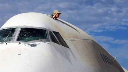 Un participante se ve desde una escotilla en un segmento de un avión 747