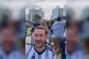 Improvisaron una canción para un amigo de Messi y llegaron a los medios ingleses