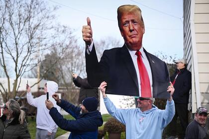 Un partidario de Donald Trump muestra un cartel del expresidente en Emmaus, Pensilavania. (Mandel NGAN / AFP)