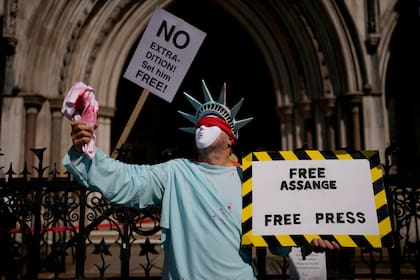 Un partidario de Julian Assange protesta ante la corte donde se realiza la audiencia de extradición del fundador de WikiLeaks