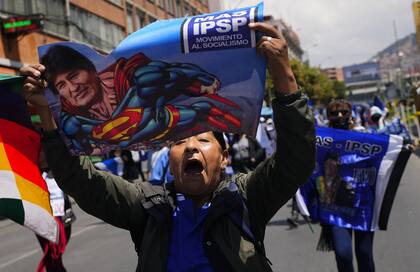 Un partidario del expresidente de Bolivia Evo Morales sostiene una imagen de él como Superman durante una marcha contra el Tribunal Supremo Electoral en La Paz, Bolivia, el lunes 6 de noviembre de 2023.