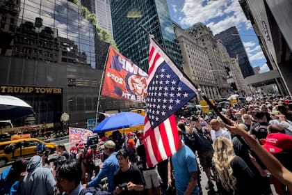Un partidario del expresidente Donald Trump ondea una bandera estadounidense invertida durante una manifestación frente a la Torre Trump, el viernes 31 de mayo de 2024, en Nueva York. (AP Foto/John Minchillo)