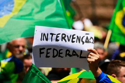 Un partidario del presidente brasileño Jair Bolsonaro participa en una protesta para pedir la intervención federal frente al comando del Ejército en Porto Alegre, Río Grande do Sul, Brasil, el 2 de noviembre de 2022.