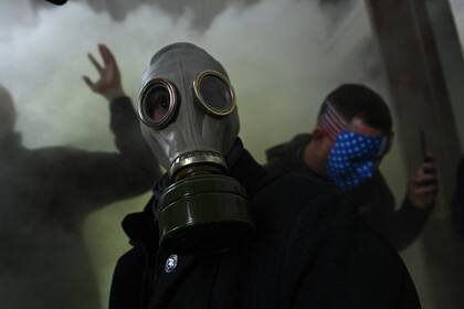 Un partidario del presidente de Estados Unidos, Donald Trump, usa una máscara de gas mientras protesta después de asaltar el Capitolio de los Estados Unidos el 6 de enero de 2021 en Washington, DC
