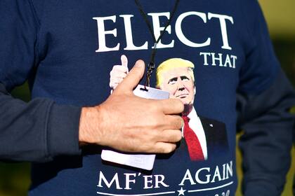 Un partidario del presidente Donald Trump lleva puesto un buzo en apoyo al presidente el 31 de octubre de 2020 en Newtown, Pensilvania