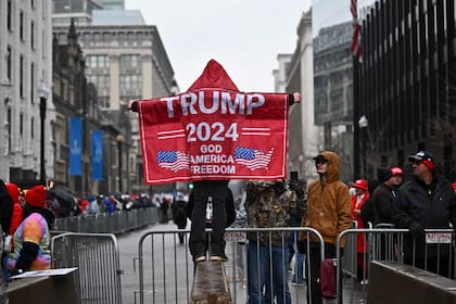 Un partidario del presidente electo de Estados Unidos, Donald Trump, espera afuera del Capital One Arena en Washington, DC, para un mitin por la victoria del MAGA el 19 de enero de 2025, un día antes de la toma de posesión de Trump.