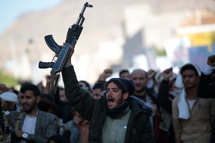 Un partidario hutí sostiene un arma durante una manifestación contra el apoyo de Estados Unidos a la coalición dirigida por Arabia Saudita en Saná, Yemen, el lunes 22 de noviembre de 2021