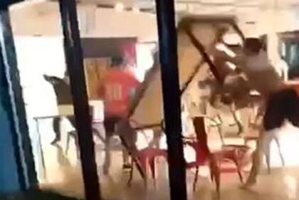 Un partido de fútbol amateur terminó en una batalla campal en Berazategui