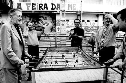 Un partido de metegol en la calle