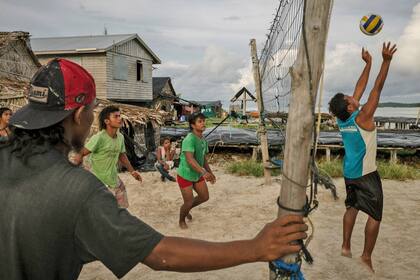 Un partido de voleibol en la isla de Beniamina