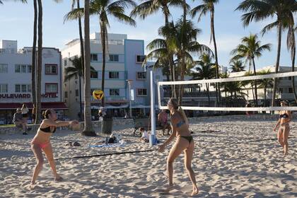 Un partido de vóley en la playa sobre Ocean Drive, en Miami Beach. (AP/Marta Lavandier)