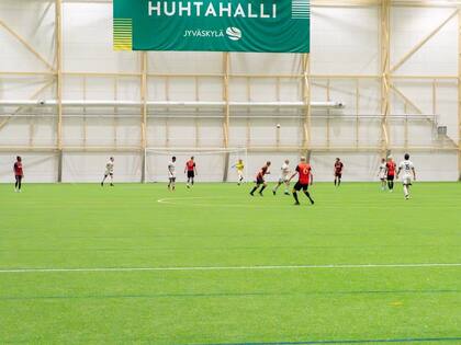 Un partido en una cancha cerrada de 11 jugadores; apenas hay lugar para los pocos aficionados que suelen concurrir.