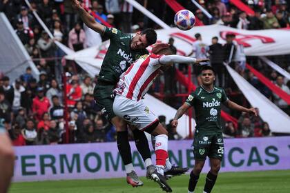 Un partido trabado y poco vistoso se cerró con las emociones de los goles, en Barracas-Sarmiento.