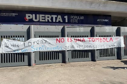 Un pasacalle elocuente colgado en la puerta 1 del Nuevo Gasómetro antes de la asamblea del 16 de septiembre.