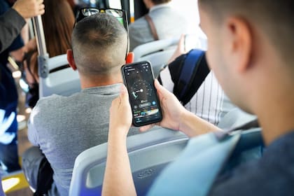 Un pasajero chequea la velocidad que alcanza el vehículo eléctrico