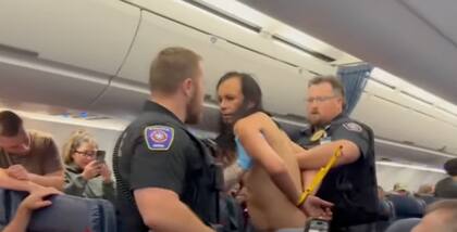 Un pasajero comenzó a quitarse la ropa en pleno vuelo y tuvo que ser maniatado por agentes policiales