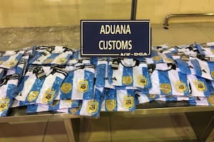 Quiso ingresar al país con 302 camisetas originales de la selección nacional argentina y otros equipos