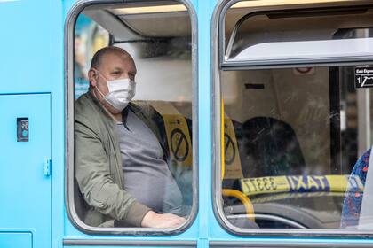Un pasajero que lleva una máscara facial debido a la pandemia viaja en autobús a Dublín el 18 de septiembre de 2020