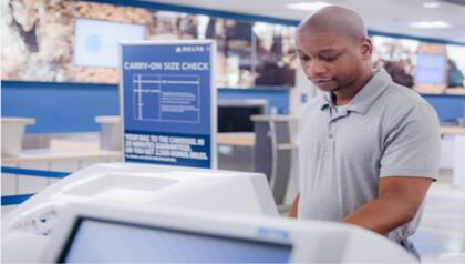 Un pasajero realiza su check-in en el Aeropuerto de Tallahassee