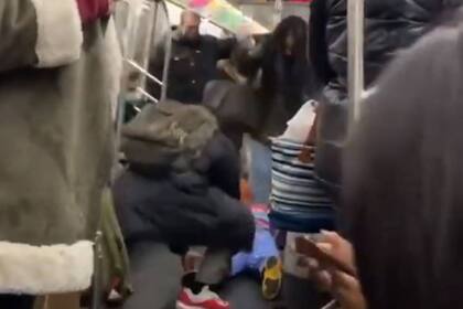 Un pasajero solamente es el que se acercó a rescatar a lamujer "atacada" por el maléfico Chucky