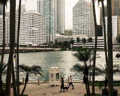 Un paseo costero en Miami, una de las ciudades de Estados Unidos más amenazas por el impacto del cambio climático en las ciudades frente al mar