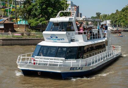 Un paseo en catamarán puede ser una actividad inolvidable.