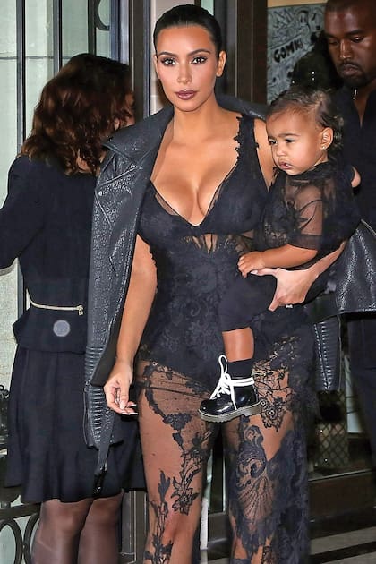 Un paseo en familia por París con look coordinado con el de su mamá: de negro y con transparencias estratégicas.