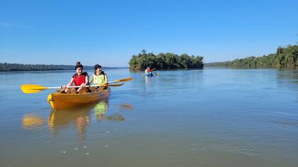 Un paseo en kayak por el río Iguazú.