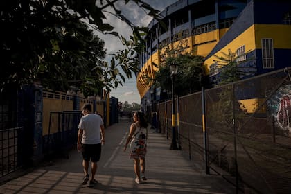 Un paseo junto a la vía: la calle Garibaldi conecta la Bombonera con Caminito