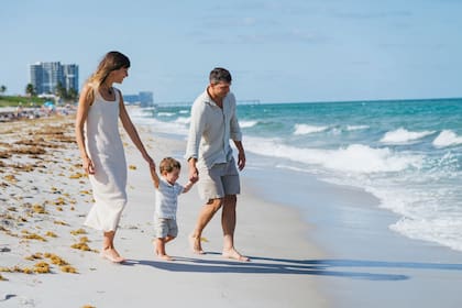 Un paseo por la playa junto a Pancha, su mujer, y Baltazar, su hijo de 2 años. Son los incondicionales que lo acompañan en su nueva aventura en Miami.
